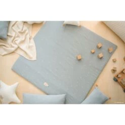Tapis De Jeu Colorado 100x100 Cm Willow Soft Blue -Magasin De Périphériques Pour Enfants colorado square playmat 100x100 willow soft blue nobodinoz OD
