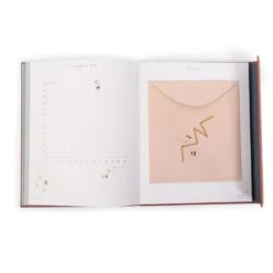 Moulin Roty Livre De Naissance Après La Pluie -Magasin De Périphériques Pour Enfants livre de naissance apres la pluie 80 pages moulin roty OE