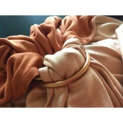 Petite écharpe De Portage Sans Nœud Nude Et Caramel -Magasin De Périphériques Pour Enfants petite echarpe sans noeud nudecaramel love radius OE