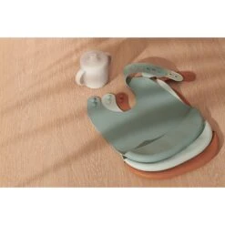 Liewood Tasse D'apprentissage 150ml Neil Dino Peppermint -Magasin De Périphériques Pour Enfants tableware neil cup lw130607121 dino peppermint noos liewood OE